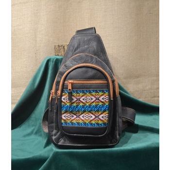 Torba skórzana męska jasnobrązowa  z etnicznym wełnianym haftem .